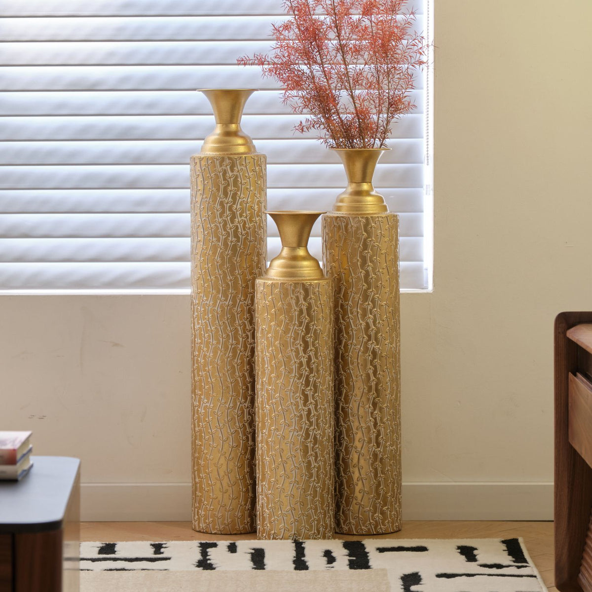 557435961